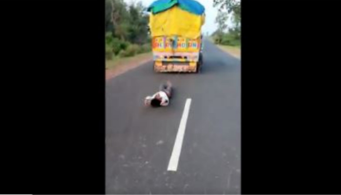 MP में आदिवासी युवक को दबंगों ने ट्रक के पीछे बांध कर घसीटा हुई मौत