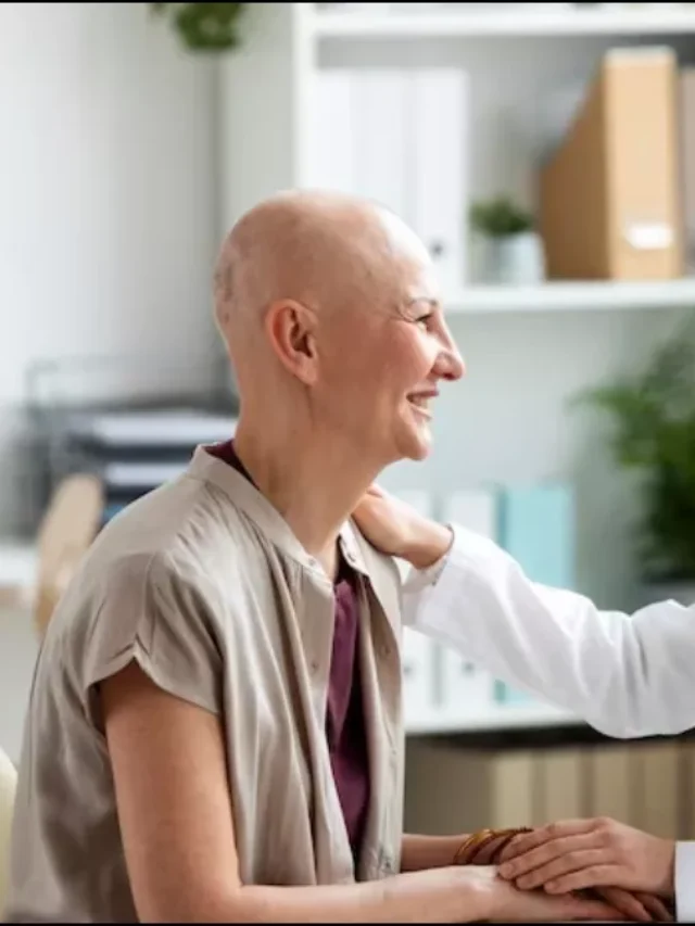 कैंसर के मरीजों को बाल क्यों कटवाने पढ़ते है